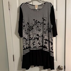 Black & White Floral Houndstooth Tunic Top